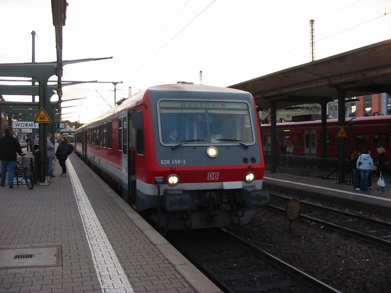628-458 fuhr am 26.11.2005 als RB nach Bensheim ausnahmsweise von Gleis 3.