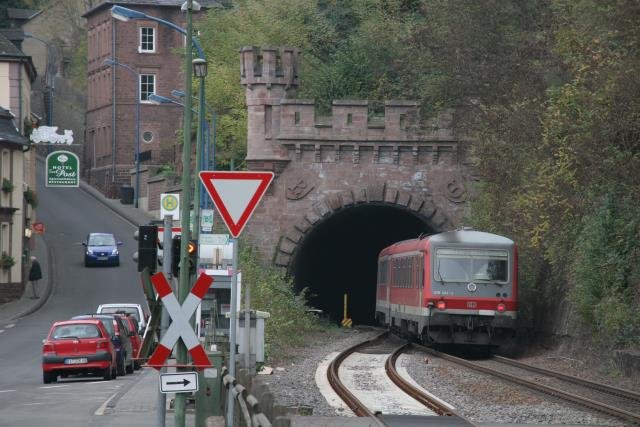 628 462 hat den Bahnhof Kyllburg verlassen und fhrt in das Nordportal des Kyllburger Tunnels ein; 05.11.2006