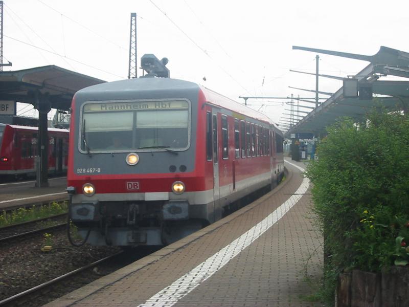 628-467 bei der Ausfahrt von Worms Hbf nach Mannheim Hbf.