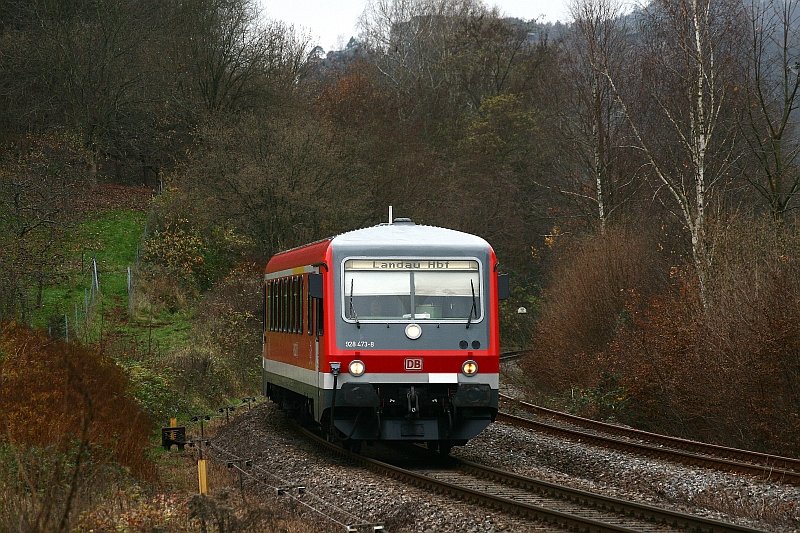 628 473 hat am trben 15. November 2008 als RB 13465 von Pirmasens nach Landau in Krze den Bahnhof von Wilgartswiesen erreicht.