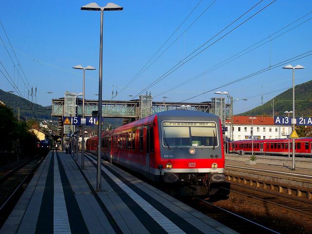 628 483 + 628 3?? fahren als RB 13852/RB 18359 nach Pirmasens Hbf und Bundenthal-Rumbach. Aufgenommen in Neustadt (Weinstra�e) Hbf am 27.9.2009