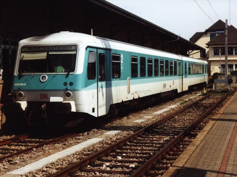 628 488-9, 928 488-6 auf Bahnhof Wasserbillig (Luxemburg) am 8-4-2000. Bild und scan: Date Jan de Vries.