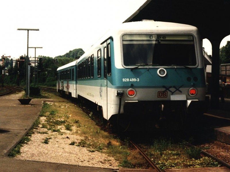 628 499-6/928 499-3 mit RB 6421 Finnentrop-Olpe auf Bahnhof Brilon Wald am 17-7-1996. Bild und scan: Date Jan de Vries. 