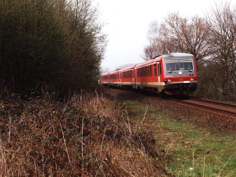 628 513-4 / 928 513-7 und 628 663-2 / 928 663-4 mit eine regionalbahn zwischen Kleve und Dsseldorf in Qualburg am 1-4-2000. Bild und scan: Date Jan de Vries. 