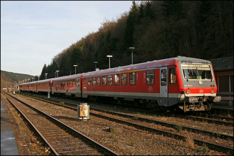 628 515, 628 528 und 628 537 sind als RE17 (RE 29229)  Sauerland-Express , von Hagen nach Willingen, in Brilon Wald eingetroffen. (28.12.07) 