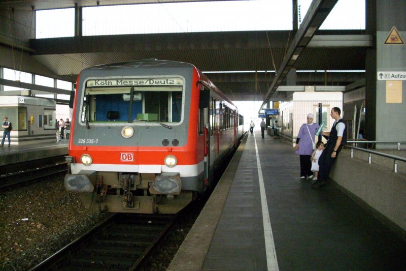 628 535 als RB nach Kln Messe/Deutz steht in Dsseldorf und wartet auf die Abfqahrt, Gru an den TF 28.7.2008