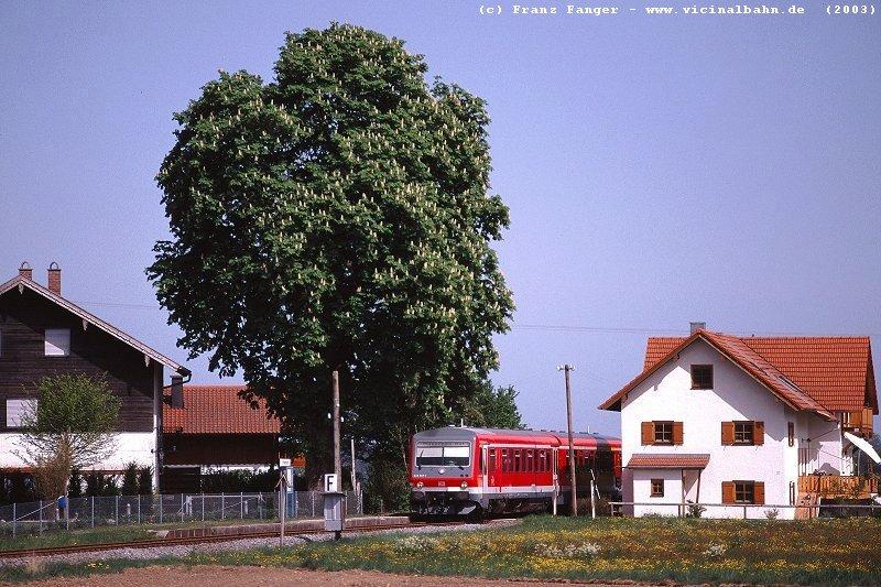 628 557 befhrt am 5.5.'03 die noch nicht wieder aufgearbeitete Strecke Wasserburg Bf - Grafing
und erreicht soeben den idyllischen Hp Brandsttt.