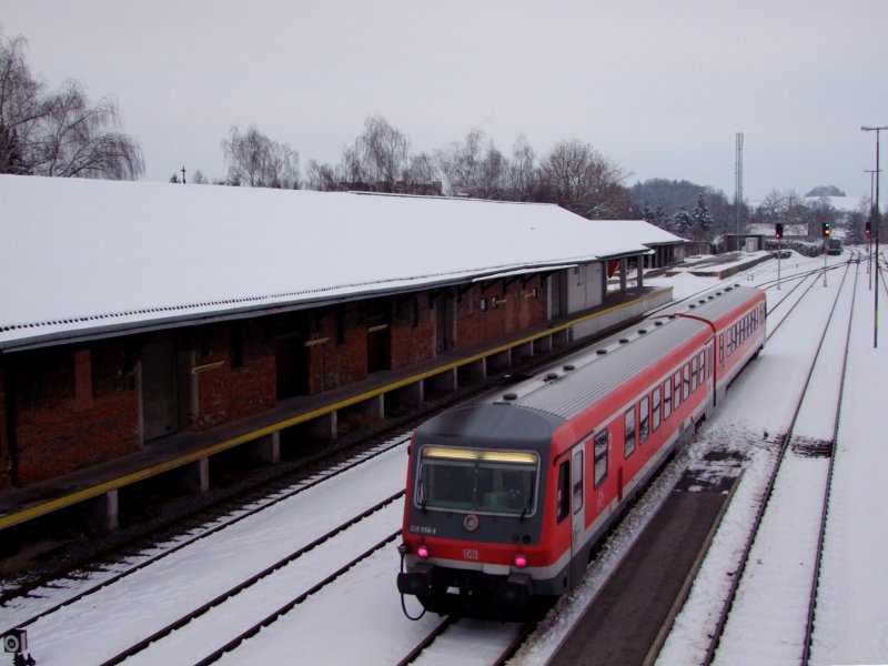 628 558-9 verlsst mit ER5991 den Bhf. Ried i.I.; 090130