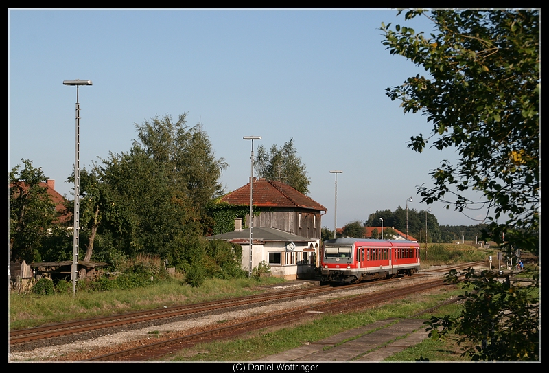 628 566 durchfhrt am Nachmittag des 8. Septembers 2009 den Bahnhof Pirach.