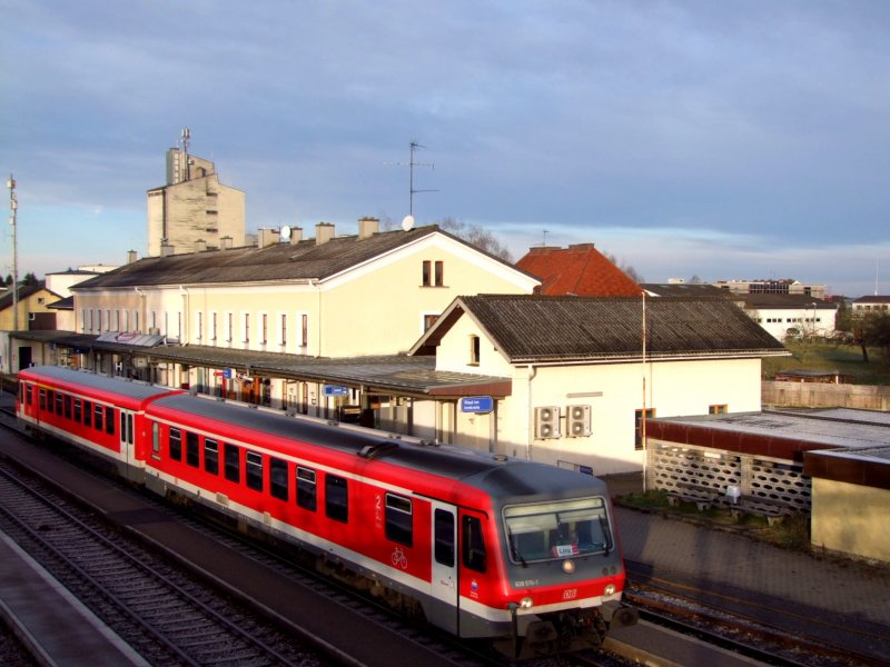 628 576-1 verlsst als ER5993 (der erste offizielle Deutsche Triebzug von Mhldorf(Obbayern)-Simbach-Ried-Wels-Linz) den Bahnhof Ried i.I.; 081214 