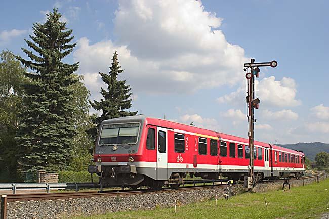 628 611 fhrt von Berga/Kelbra am Einfahrtssignal vorbei nach Stolber/Harz
Ab Fahrplanwechsel im Dezember bernimmt die Burgenlandbahn die Personenbefrderung auf dieser Strecke