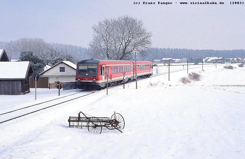 628 627 auf dem Filzenexpress zwischen Wasserburg und Grafing, hier kurz nach Verlassen der Ortschaft Forsting.