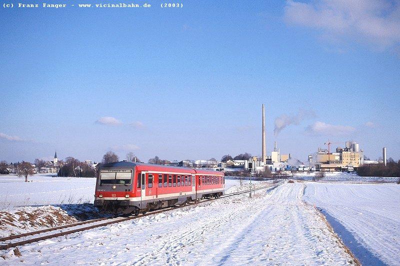 628 627 hat am 1.2.'03 soeben Reitmehring verlassen, der dortige Bf heit entgegen dem eigentlichen Ortsnamen  Wasserburg Bf .
Im Hintergrund die Molkerei der weit ber die Grenzen Oberbayerns hinaus bekannten Firma Meggle.
