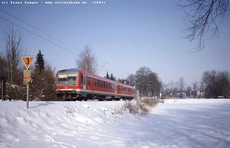 628 627 hat am 15.2.'03 auf dem Weg nach Wasserburg soeben das Lf6 zwischen Grafing Bf und Grafing Stadt passiert.
