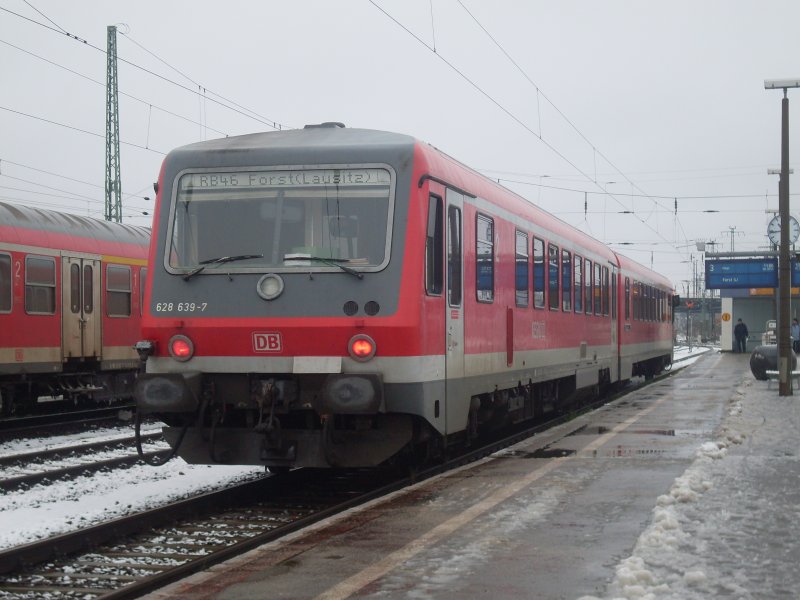 628 629-7 am 12.12.08 im Cottbuser Bahnhof . Das war auch mein letztes Foto des RB 46 und der Br 628/928 in der Lausitz, denn es kommt die ODEG ab Sonntag .