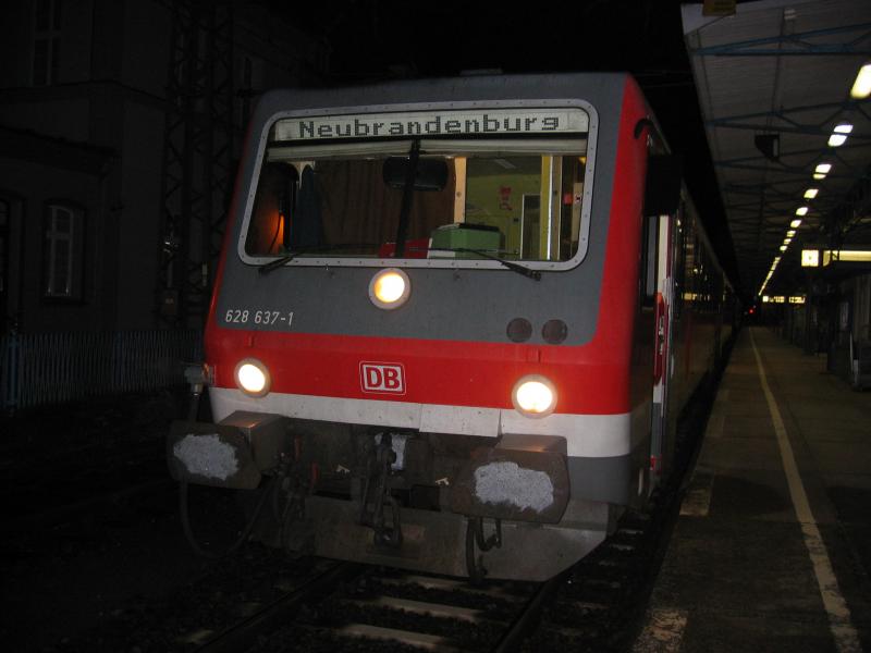 628 637-1 im Bahnhof Neubrandenburg kurz vor der Abfahrt zum tanken nach Neustrelitz...28.05.06