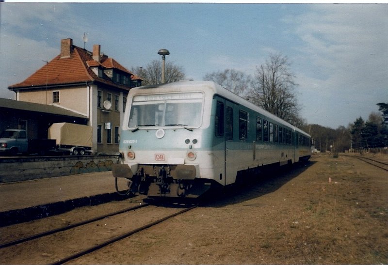 628 637 im April 1997 mit einer Regionalbahn nach Rostock im Bahnhof von Graal M�ritz.