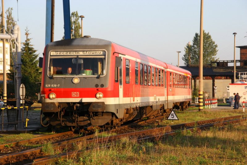 628 639 fhrt aus dem Bw Schwerin zum Hbf. Schwerin um dann weiter nach Szczecin Glowny zu fahren 10/2006