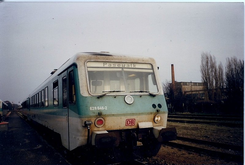 628 646 mit einer Regionalbahn Btzow-Pasewalk im Februar 1998 bei der planmigen Zugkreuzung mit dem Gegenzug in Teterow. 