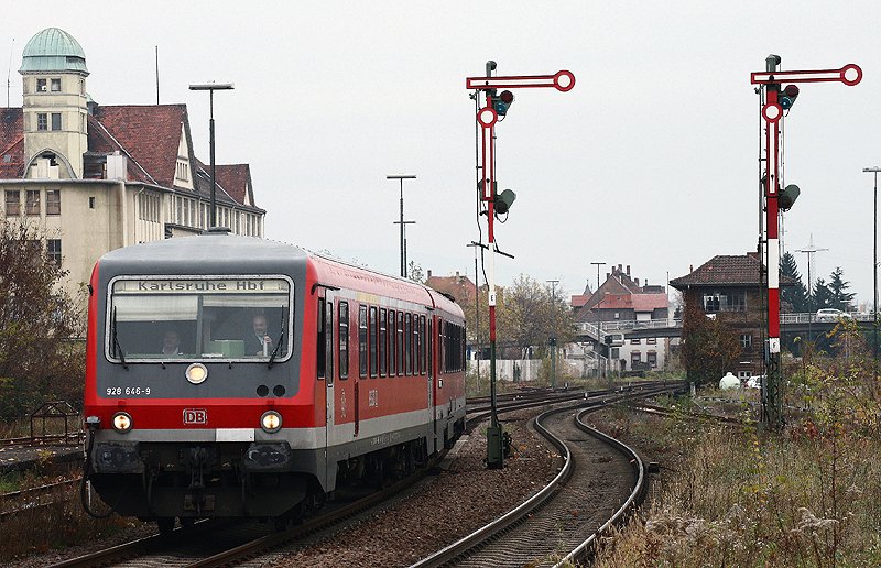 628 646 rollt bei typischem Novemberwetter am 15. November 2008 als RB 18512 von Neustadt (Weinstrae) nach Karlsruhe in den Hauptbahnhof von Landau.