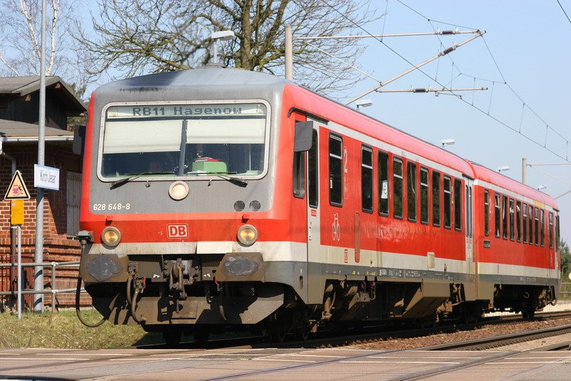 628 648 als RB 11 von Schwerin nach Hagenow macht kurz halt in Kirch Jesar. 03/2007
