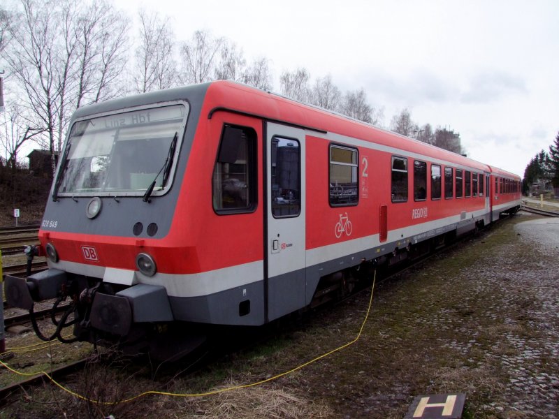 628 649 der  Regio-DB  ist an das Stromnetz am Bhf. Ried i.I. angeschlossen; 090327