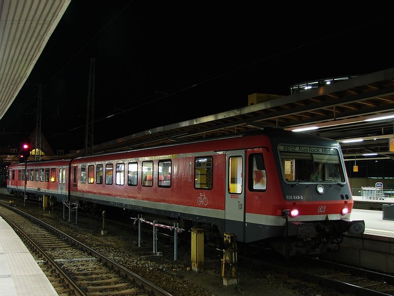 628 649 steht am Abend des 03.04.07 im Hbf Stralsund. Diese Einheit verkehrt tagsber zwischen Lietzow und Binz und wird abends in den Hbf-Stralsund berfhrt.