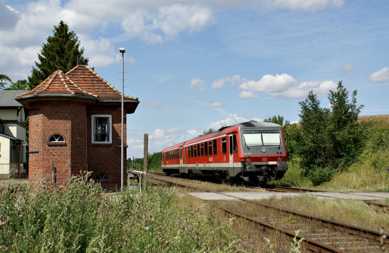 628 650 passiert auf seiner Fahrt von Szczecin Głwny nach Lbeck Hbf am 21.07.2009 das beschauliche Stellwerksgebude von Menzendorf.