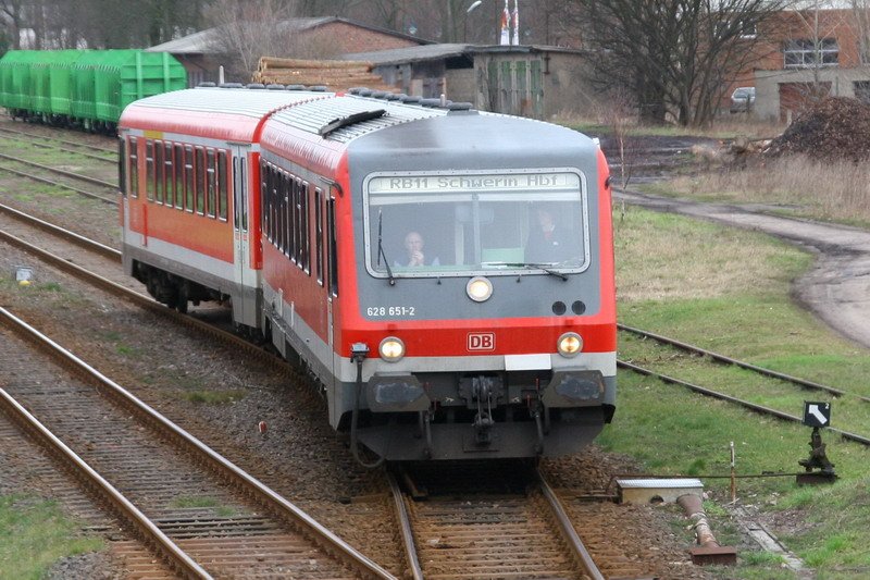 628 651 RB 11 nach Schwerin bei der Ausfahrt aus dem Bf. Hagenow Stadt. 03/2007
