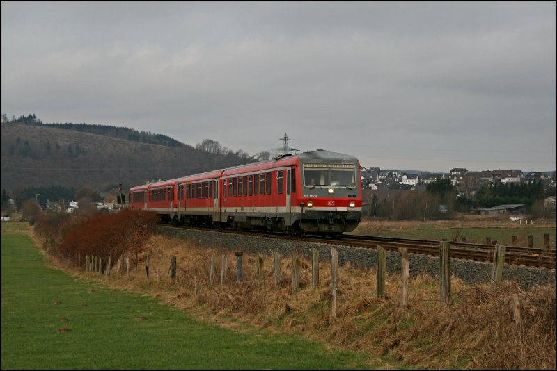 628 664 und 628 676 fahren als RE17 (RE 29207)  Sauerland-Express  von Hagen nach Warburg (Westf). (27.12.07)