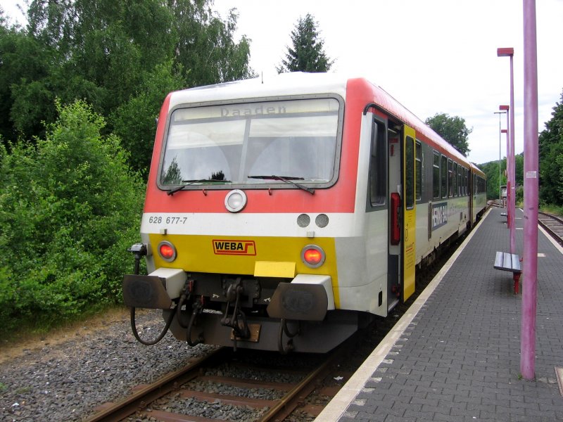 628 677 der Daadetalbahn steht am 01.07.2007 als RB nach Betzdorf in Daaden zur Abfahrt bereit.