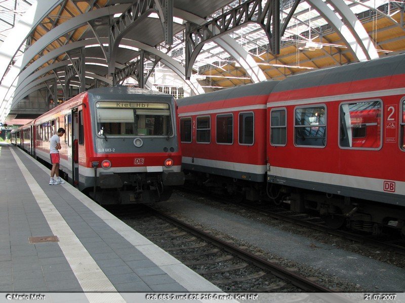 628 683 und 628 219-0 warten in Lbeck Hbf auf die Weiterfahrt nach Kiel.