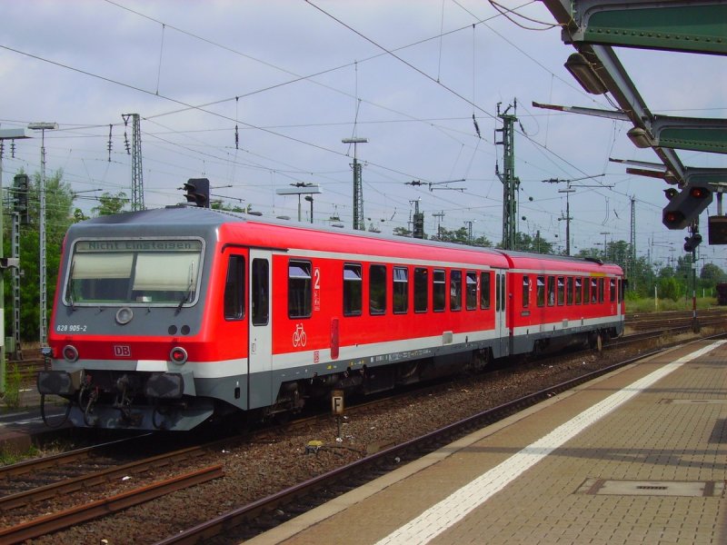 628 905 kommt aus den Abstellgleisen und f�hrt auf Gleis 4 ein.Worms am 31.7.06.