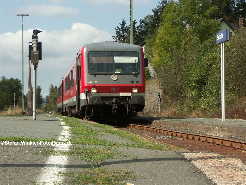 628247 wartet am Mittag des 11.09.2009 in Selbitz, KBS 857, auf den Gegenzug....