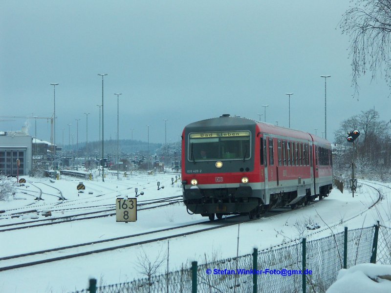 628420 verlsst am Nachmittag des 12.12.2008 Hof Hbf nach Bad Steben. Die DB-Nahverkehrstriebwagen werden hier ab Sommer 2011 durch Regiosprinter der Hamburger Hochbahn ersetzt. Die hat die Ausschreibung gewonnen, Hoffnungen auf einen adquaten Betrieb mit Desiros sind dahin....