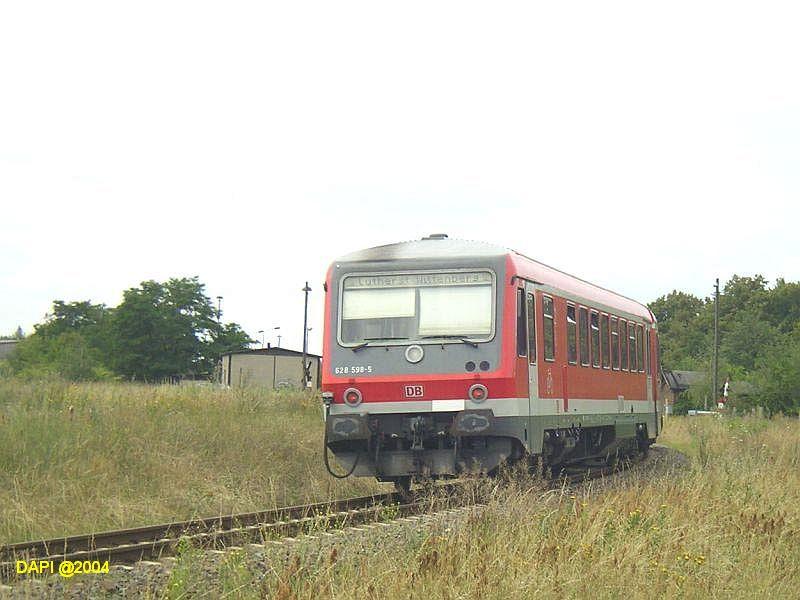 628598 fhrt hier mit einer RB in den Bahnhof Pretzsch ein. 
