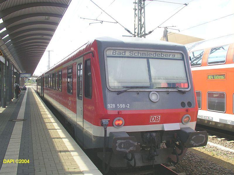 628598 mit einer RB nach Bad Schmiedeberg am Gleis 2 in Lutherstadt Wittenberg.