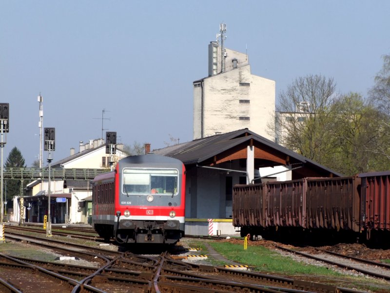 628626 verlsst am Ostersonntag als ER5993 den Bhf. Ried i.I.; 090412