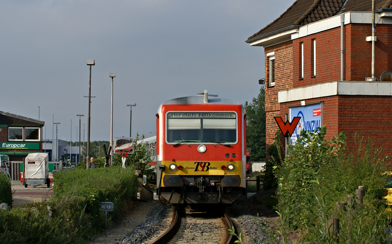 628/629 071 der Taunusbahn, welcher leihweise bei der neg-Niebll luft, am 15.08.2009 mit zwei Kurswagen  als Zug nach Dagebll Mole in Niebll.