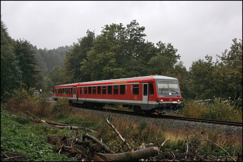 628/928 515 muss als RB52 (RB 29271)  Volmetalbahn  zwischen Brgge(Westf) schwer arbeiten um von 261 Meter ber NN in Brgge bis zum 401 Meter ber NN gelegenen Bahnhof Ldenscheid zu gelangen. (05.10.2008)