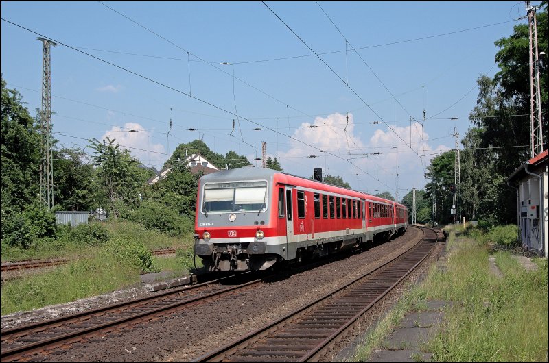 628/928 515 und zwei Schwestertriebzge haben in Westhofen als RE17 (RE 29232)  SAUERLAND-Express , von Willingen nach Hagen Hbf, den Zielbahnhof fast erreicht. (08.06.2008)