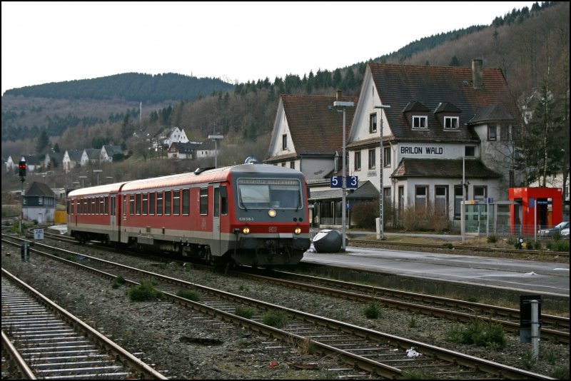 628/928 518 fhrt als RE17 (RE 29207)  SAUERLAND-EXPRESS , von Hagen nach Warburg (Westf), in Brilion Wald ein. (28.12.07)