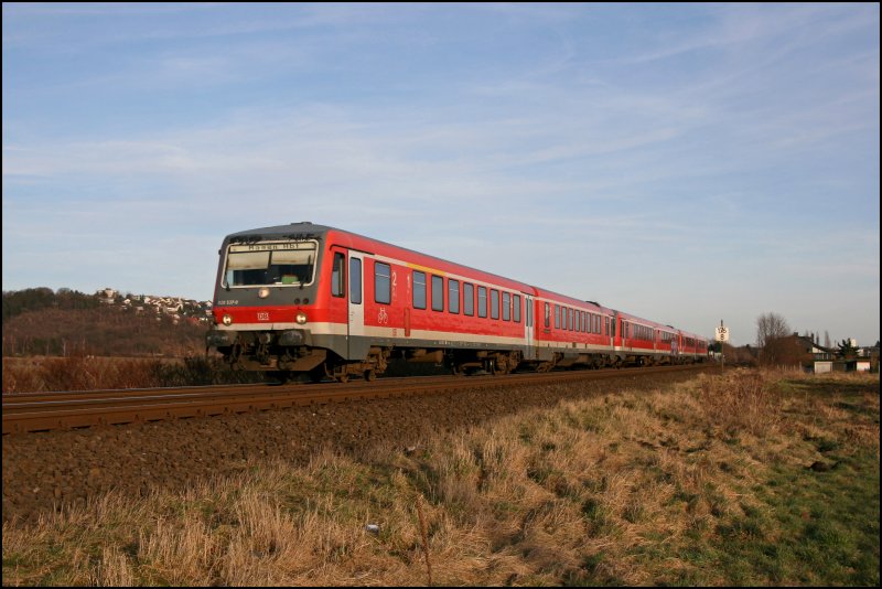 628/928 537, 528 und 515 fahren von Brilon Wald komment als RE17 (RE 29230)  Sauerland-Express  dem Ziel Hagen Hauptbahnhof entgegen. (28.12.07)