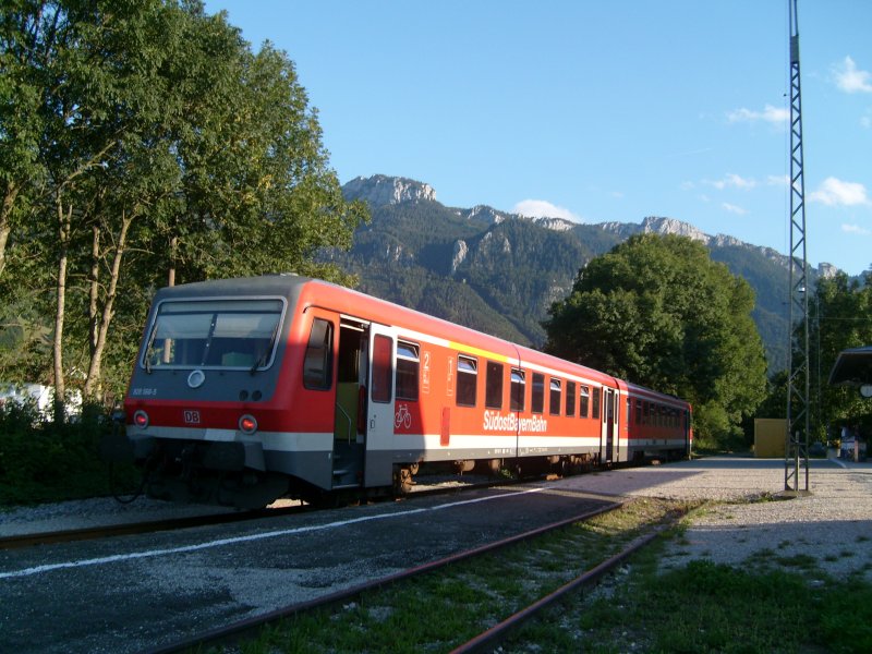 628/928 568 in Aschau (Chiemgau) vor dem Hintergund der Kampenwand im August 2007