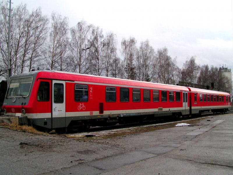 628928-589 sind am Gleisstutzen in Ried i.I. hinterstellt; 090319
