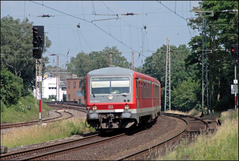628/928 676 und ein Schwestertriebzug legen sich im ehemaligen Bahnhof Westhofen als RE17 (RE 29212)  SAUERLAND-Express , von Warburg(Westf) nach Hagen Hbf, in die Kurve. (08.06.2008)