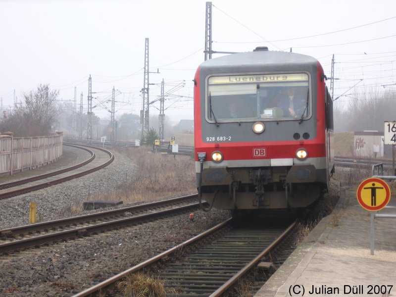 628/928 683 fährt am 19.02.2006 als RB nach Lüneburg in den Bahnhof von Büchen ein.