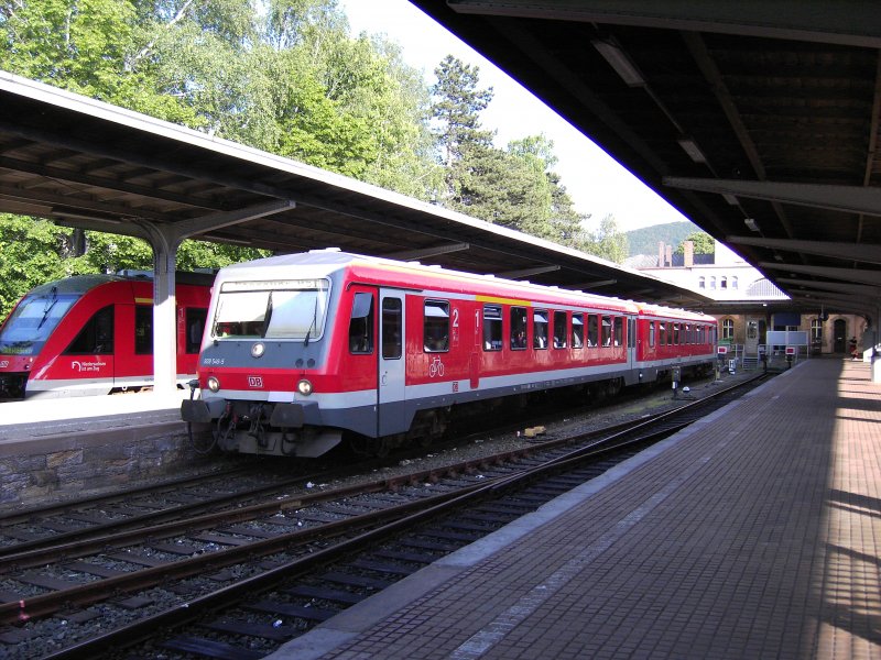 628/928 steht im Bad Harzburger Bahnhof und fhrt bald nach Hannover ab. Eigentlich fahren hier nur 218er mit 5 ex-Silberlingen (10.4.07)