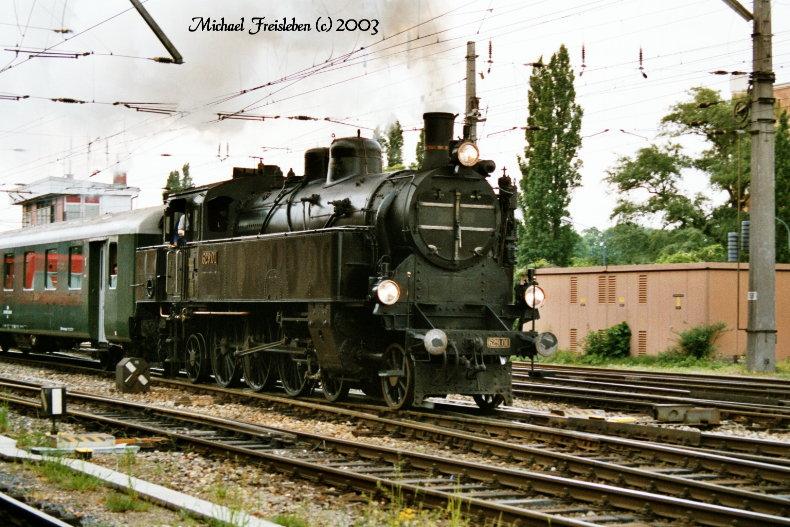 629.01 (77.66), am 11.Mai 2003 mit einem Sonderzug bei der Ausfahrt aus dem Wiener Sdbahnhof (Ost)