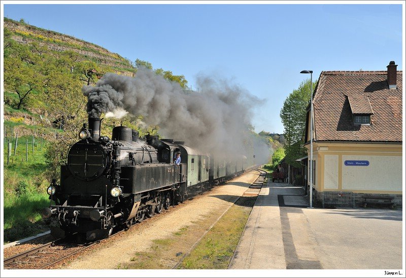 629.01 am 19.4.2009 mit dem R16258. Hier bei der Durchfahrt in Stein-Mautern.